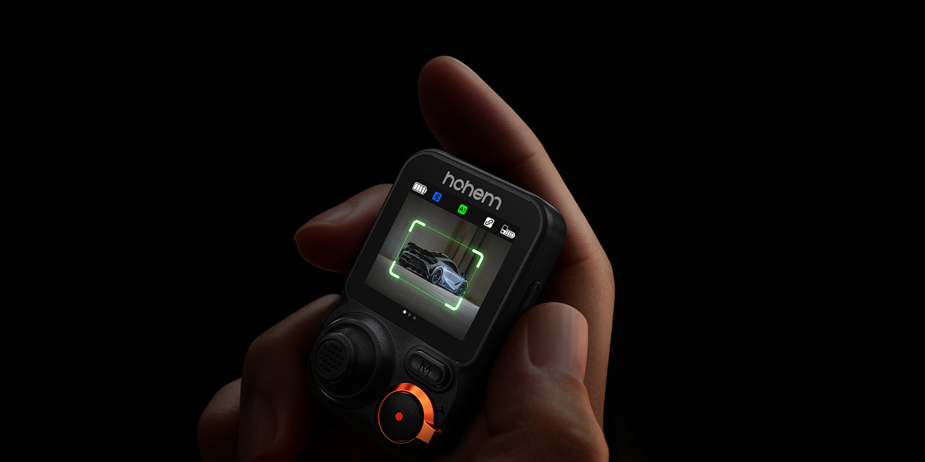 Detachable AI live feed remote on Hohem iSteady MT3 Pro showing real-time vehicle tracking on screen
